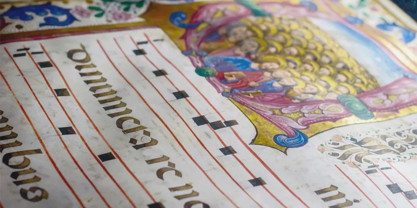 Un manuscrit de chant grégorien enluminé, ouvert sur ses portées et ses lettrines
