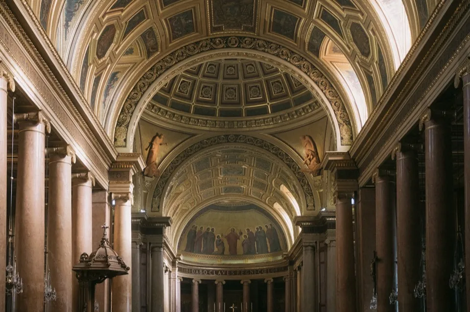 La nef d'une église en lumière naturelle, sa voûte et ses colonnes