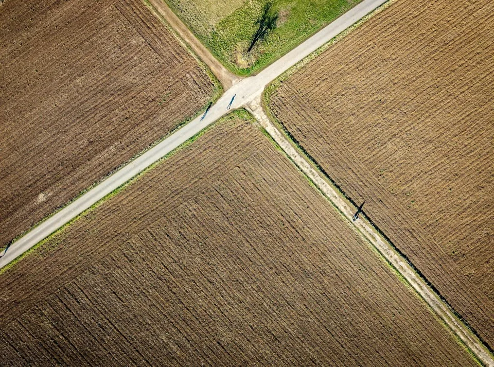 Un croisement de chemins entre les champs, vu du ciel