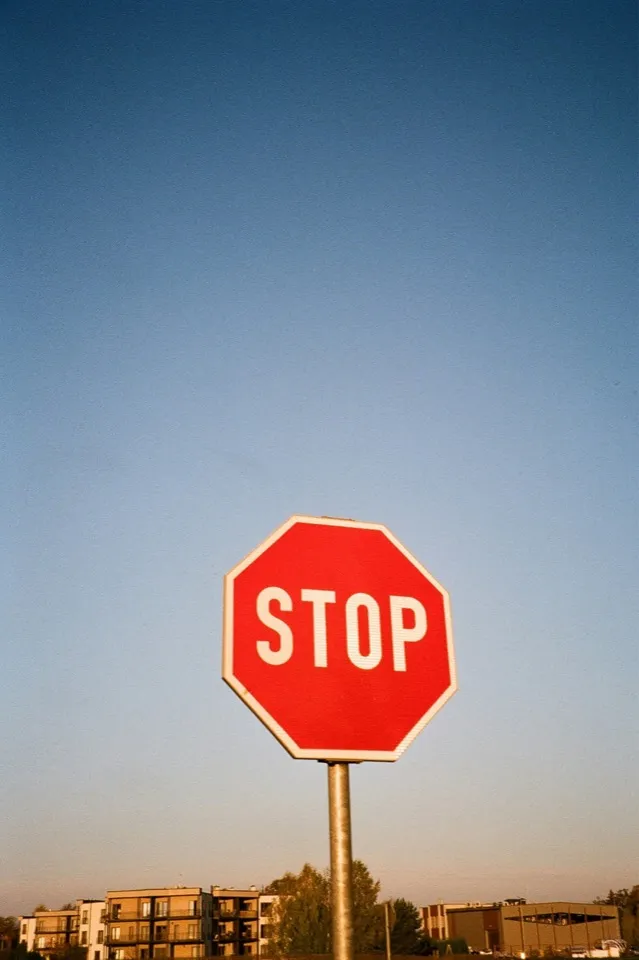 Un panneau STOP sur fond de ciel bleu